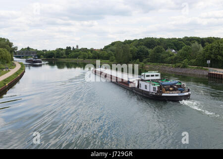 Frachtschiff Roger am Rhein-Herne-Kanal in Herne, Deutschland. Stockfoto