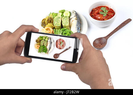 Verwenden Sie Handy, um Foto, Thai Rezept zu machen, wie die würzigen Fleisch und Tomaten dip, Nam Prik Ong Thai, Anteil am sozialen Netzwerk. Stockfoto