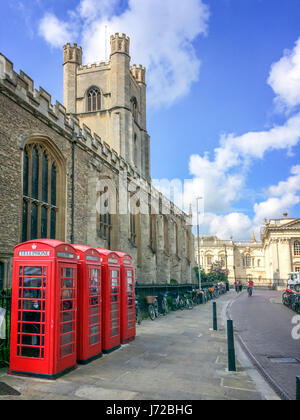 Alten Stil britischen Telefonzellen durch große Sankt Marien Kirche in der Universitätsstadt Cambridge, UK Stockfoto