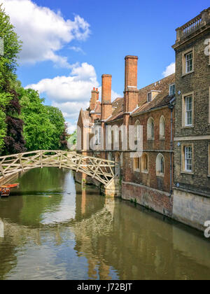 Mathematische Brücke auf dem Fluss Cam und der Königin College University of Cambridge in Cambridge, UK Stockfoto