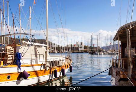 Ansicht von Holzyachten geparkt in Bodrum Marina und berühmte Burg Wahrzeichen in einem ruhigen Tag im Herbst. Stockfoto