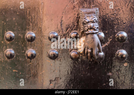 Metall Hand geformt, Türklopfer und Holztür, Marrakesch, Marokko Stockfoto