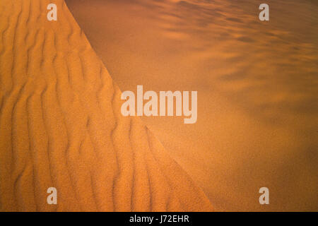 Detail-Muster auf einer Sanddüne in der Wüste in der Nähe von Merzouga, Marokko Stockfoto