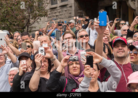Montreal, Ca - 21. Mai 2017: Zuschauer Aufnehmen von Bildern mit Handys während Royal de Luxe zeigen Stockfoto