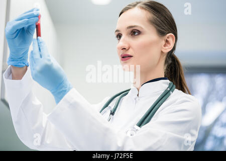 Arzt im medizinischen Labor Bluttest zu betrachten Stockfoto