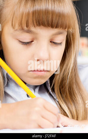 Mädchen in der Schule an der Rezeption Stockfoto