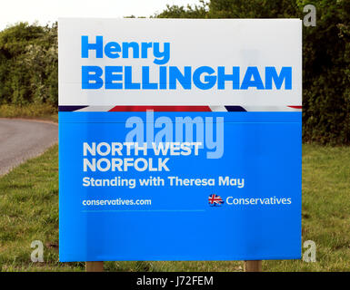 Allgemeine Wahl UK, Juni 2017, Sir Henry Bellingham, konservativen Kandidaten, North West Norfolk Wahlkreis, am Straßenrand Poster, Plakate, Kandidaten Stockfoto