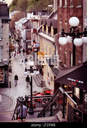 Führerschein verfügbar unter MaximImages.com - Geschäfte und Restaurants in einer historischen Straße Rue du Petit Champlain in der Altstadt von Quebec, Blick von oben. Quebec, Stockfoto