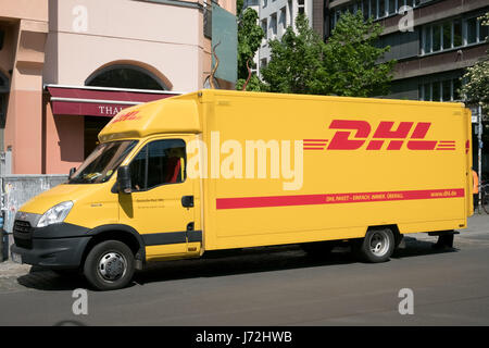 Berlin, Deutschland - 11. Mai 2017: DHL Lieferwagen Berlin.  DHL ist das weltweit größte Logistikunternehmen auf der ganzen Welt. Stockfoto