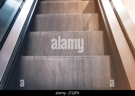 Schritte der Rolltreppe Closeup - Blick nach unten Stockfoto