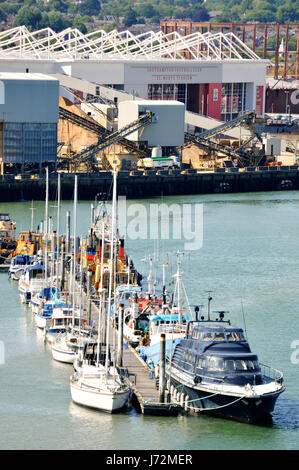 Boote abgeschleppt am Itchen Marine Schlepp mit der St Mary Fußballstadion im Hintergrund im Jahr 2017 in Southampton, UK Stockfoto