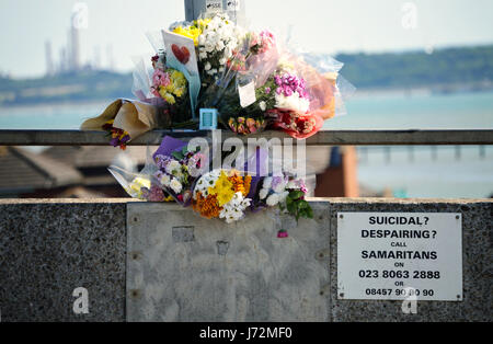 Floral Tribute in Erinnerung an einen Selbstmord Opfer auf Itchen Brücke in Southampton, Großbritannien, mit dem Samariter helpline Nummer neben Es Stockfoto