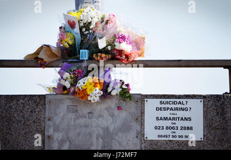 Floral Tribute in Erinnerung an einen Selbstmord Opfer auf Itchen Brücke in Southampton, Großbritannien, mit dem Samariter helpline Nummer neben Es Stockfoto