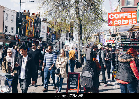 London, UK - 2. April 2017: Camden Lock Village, berühmte Alternativkultur Geschäfte in Camden Town, London. Camden Town-Märkte werden von 100 besucht, Stockfoto