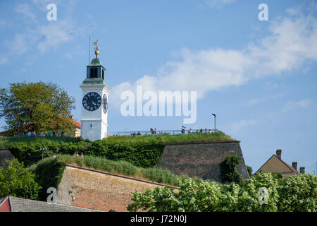 NOVI SAD, Serbien - 20. Mai 2017: Clocktower der Petrovaradin Festung in Novi Sad, Serbien. Diese Festung ist eines der wichtigsten Wahrzeichen der Vojvodina, Stockfoto