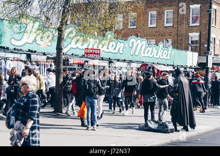 London, UK - 2. April 2017: Camden Lock Village, berühmte Alternativkultur Geschäfte in Camden Town, London. Camden Town-Märkte werden von 100 besucht, Stockfoto