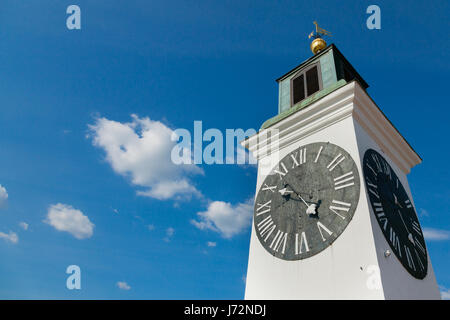 Clocktower der Petrovaradin Festung in Novi Sad, Serbien. Diese Festung ist eines der wichtigsten Wahrzeichen der Vojvodina und ein Symbol für die Ausfahrt Musik Fe Stockfoto