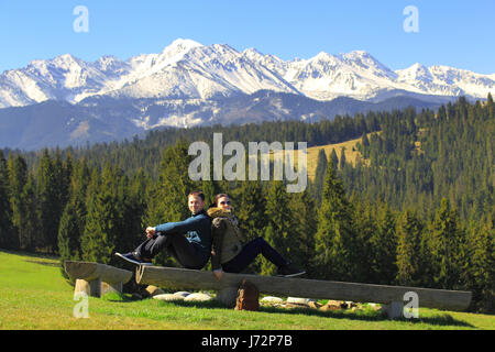 Sonnigen Berglandschaft mit Menschen. Alpine Natur im Sommer. Glücklich Heterosexuelles Paar auf natürliche Berglandschaft. Stockfoto