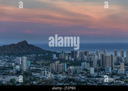 Ein Blick auf Diamond Head und Waikiki in der Abenddämmerung von Tantalus Drive übersehen in Honolulu. Stockfoto