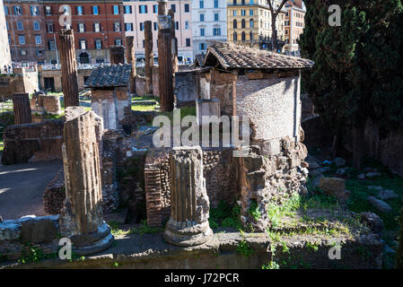 Largo di Torre Argentina ist ein Platz in Rom, die vier republikanische römische Tempel und die Überreste des Pompeius Theaters hostet. Stockfoto