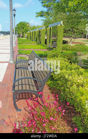 Bänke und Schaukeln an der Promenade von Henry C. Kammern Waterfront Park befindet sich südlich der Bay Street im historischen Viertel der Innenstadt von Beaufort Stockfoto