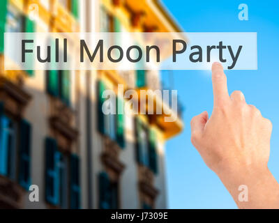 Full Moon Party - Hand drücken einer Taste auf unscharfen Hintergrund Konzept. Wirtschaft, Technologie, Internet-Konzept. Stock Foto Stockfoto