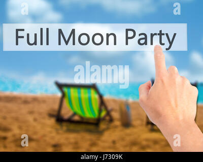 Full Moon Party - Hand drücken einer Taste auf unscharfen Hintergrund Konzept. Wirtschaft, Technologie, Internet-Konzept. Stock Foto Stockfoto