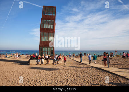 Spanien, Katalonien, Barcelona, Menschen am Strand von Barceloneta, L'Estel Ferit (der Verwundeten Shooting Star) Turm Stockfoto