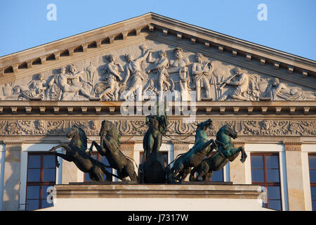 Grand Theatre und Nationaloper in Warschau, Polen, Giebel mit Relief, Quadriga - Apollo fährt einen Wagen, gezogen von vier Pferden, klassischen Stil Ar Stockfoto