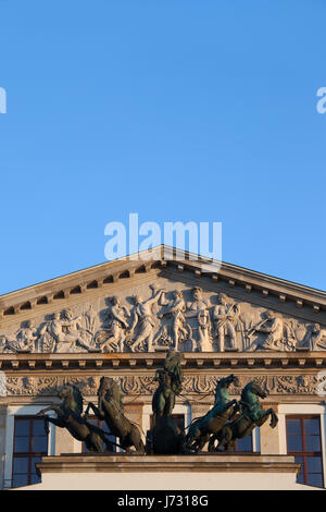 Grand Theatre und Nationaloper in Warschau, Polen, Giebel mit Relief, Quadriga - Apollo fährt einen Wagen, gezogen von vier Pferden, klassischen Stil Ar Stockfoto