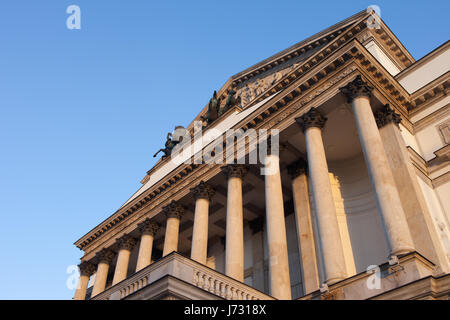 Polen, Warschau, Grand Theatre und National Opera Architekturdetails, Galerie mit Kolonnade über Eingang, Architektur im klassischen Stil Stockfoto