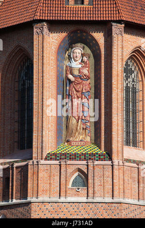 Madonna mit Kind, Heiligen Mutter Mary mit Baby Jesus Statue in Marienburg Kirche, Polen, Europa Stockfoto