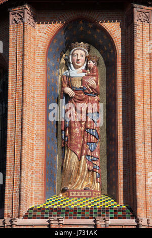 Madonna mit Kind, Heiligen Mutter Mary mit Baby Jesus Statue in Schlosskirche Malbork, Polen Stockfoto