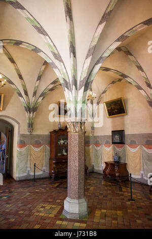 Schloss Marienburg, Krankenstation Innenraum mit Stützpfeiler Kreuzgewölbe, Polen Stockfoto