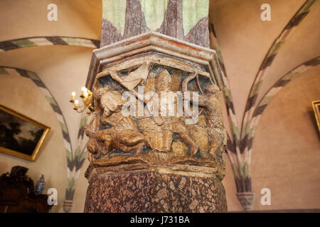 Schloss Marienburg Interieur in Polen, gotische Hauptstadt auf einer Säule in der Krankenstation, geschnitzten Szenen der Kämpfe zwischen den Deutschritterorden und die Preußen. Stockfoto