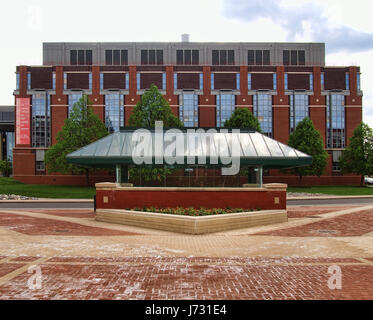 Syracuse, New York, USA. 21. Mai 2017. Bushaltestelle und der Syracuse University Center für Wissenschaft und Technologie aufbauend auf Studienplatz in Syrakus, N Stockfoto