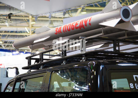 Neue Waffen - Rakete - für den Sieg - installiert auf dem russischen Auto Stockfoto