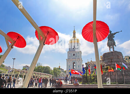 Kiew, UKRAINE - 8. Mai 2017: Helle Sonnenschirme Dekoration in Fanzone für Internationaler Liedwettbewerb Eurovision-2017 auf Sofia Platz in Kiew Stockfoto