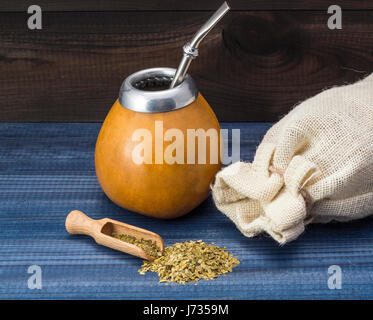 Yerba Mate in Kürbis matero Stockfoto