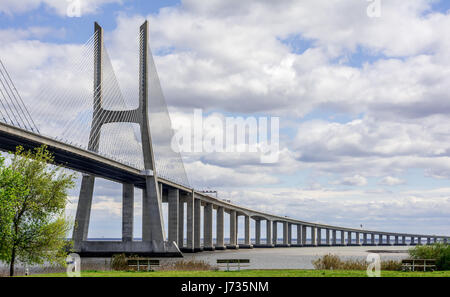 Brücke Vasco da Gama über den Tejo in Lissabon Stockfoto