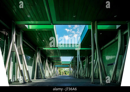 Moderne Struktur und der Blick in den Himmel Stockfoto