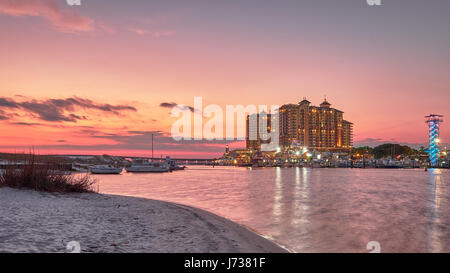 Emerald Grande Condominiums at Harbor Walk Village und Marina in Destin, Florida, USA, bei Sonnenuntergang. Leuchtet nur im Entertainment District. Stockfoto