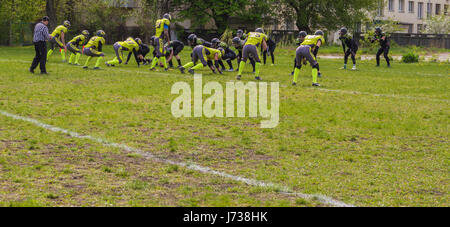 Spieler in Aktion während Fußballspiel Stockfoto