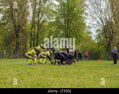US-amerikanischer American-Football-Spieler bereit für Start Stockfoto