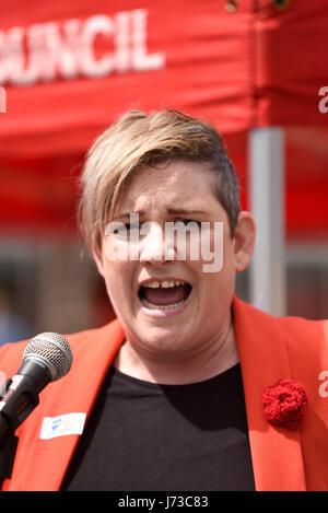 Ashley Dalton, Labour-Kandidat für Rochford & Southend East. Tragen Sie rot Stockfoto