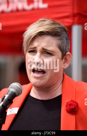 Ashley Dalton, Labour-Kandidat für Rochford & Southend East. Tragen Sie rot Stockfoto