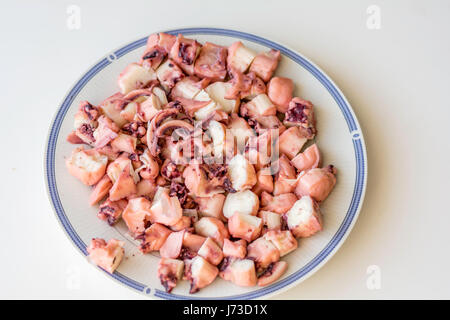Tentakel der Riesenkalmar zum Abendessen - gekocht, gebraten, Gemüse hinzugefügt, und Tomatenmark und die Lorbeerblätter, natürlich! Stockfoto