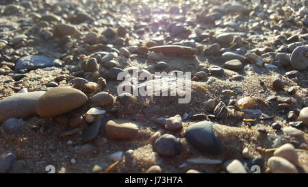 Felsen am Ufer des Sees Stockfoto