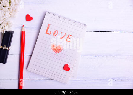 Papier Notizblock mit einer Inschrift auf einem weißen Hintergrund aus Holz, Ansicht von oben Stockfoto