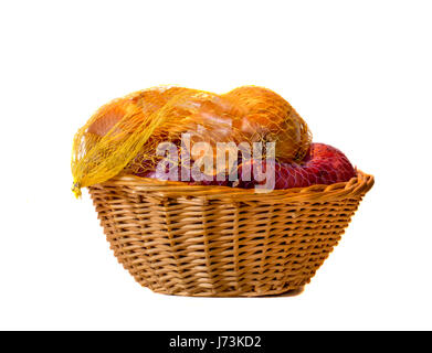 Gelbe und rote Zwiebeln in ein Mesh-Tasche im Weidenkorb Stockfoto